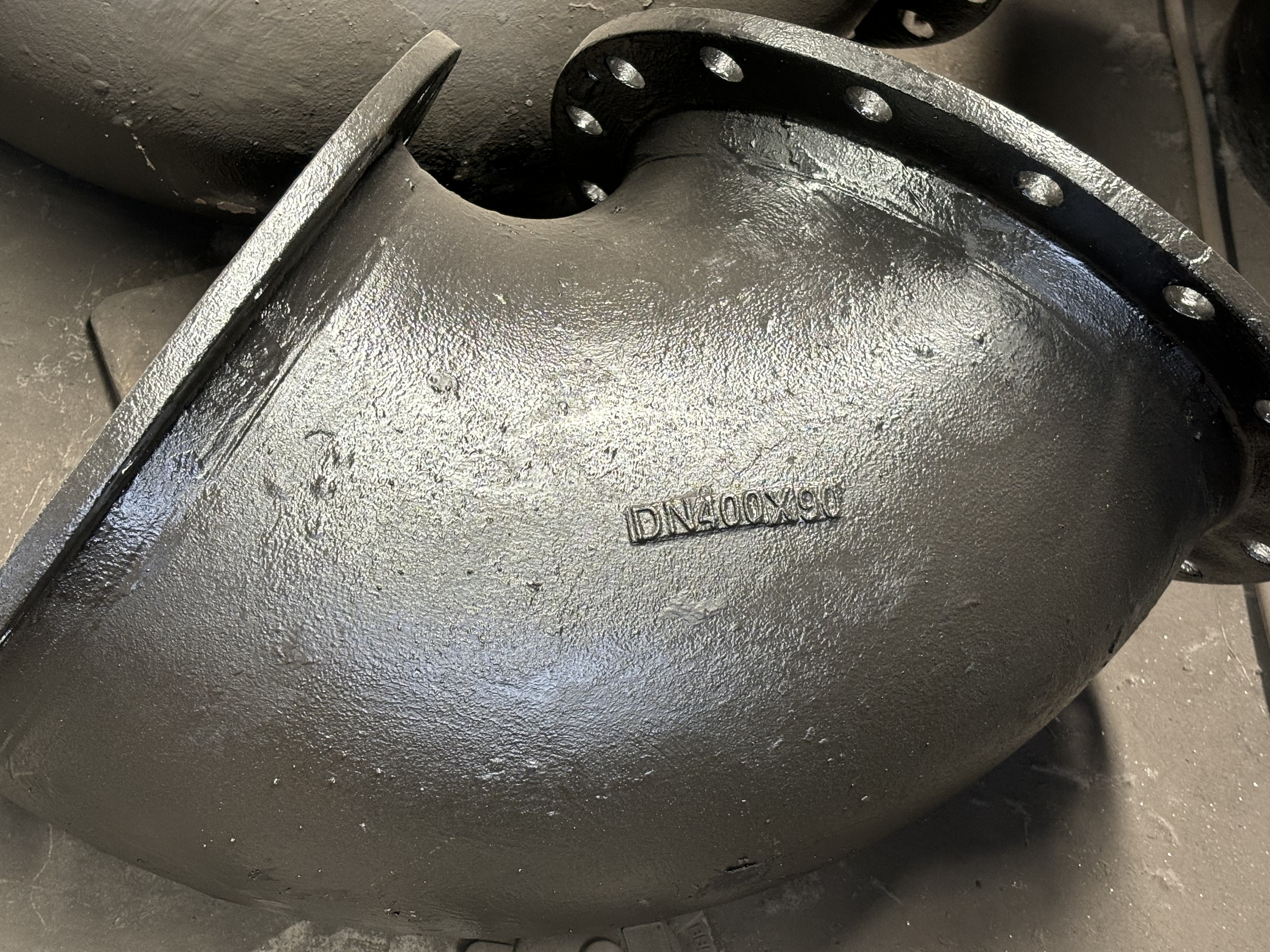 ข้อมูลเบื้องต้นเกี่ยวกับอุปกรณ์ท่อเหล็กดัด: ข้อศอกและประเดิม